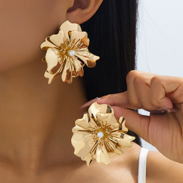 Wholesale Women's Vintage Sweet And Cool Style Alloy Electroplated Flower Pearl Earrings