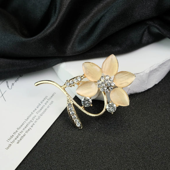 Wholesale Zinc Alloy Flower Pattern Electroplated Women's Fashion Simple Elegant Exquisite Versatile Cat's Eye Sweater Coat Pin Brooch Jewelry