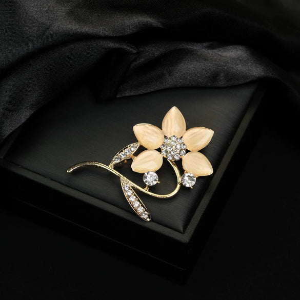Wholesale Zinc Alloy Flower Pattern Electroplated Women's Fashion Simple Elegant Exquisite Versatile Cat's Eye Sweater Coat Pin Brooch Jewelry