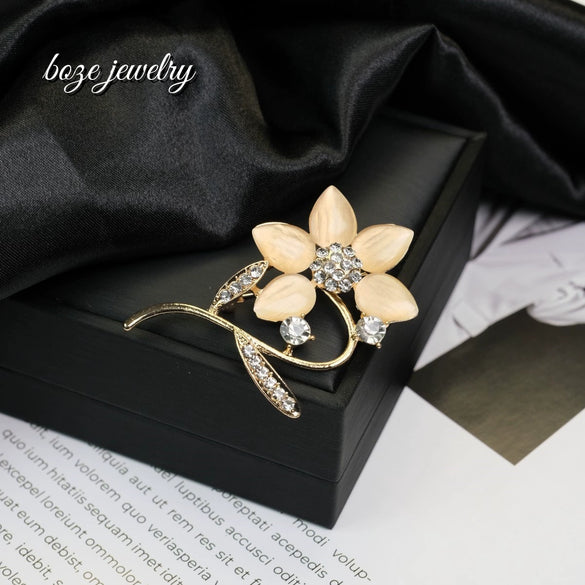 Wholesale Zinc Alloy Flower Pattern Electroplated Women's Fashion Simple Elegant Exquisite Versatile Cat's Eye Sweater Coat Pin Brooch Jewelry