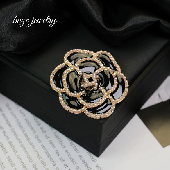 Wholesale Zinc Alloy Flower Shaped And Patterned Electroplated Brooch For Women As Silk Scarf Buckle And Suit Pin Accessories