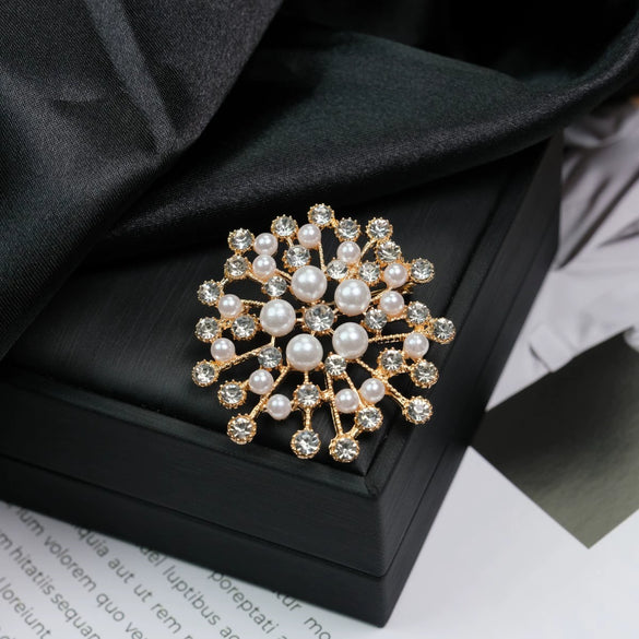 Wholesale Zinc Alloy Pearl Diamond Geometric Flower Brooch With Electroplating Unisex Light Luxury Temperament Allmatch Accessory