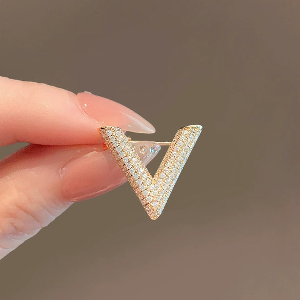 Wholesale Zinc Alloy Vshaped Letter Brooch Electroplated For Couple Fashion Accessories