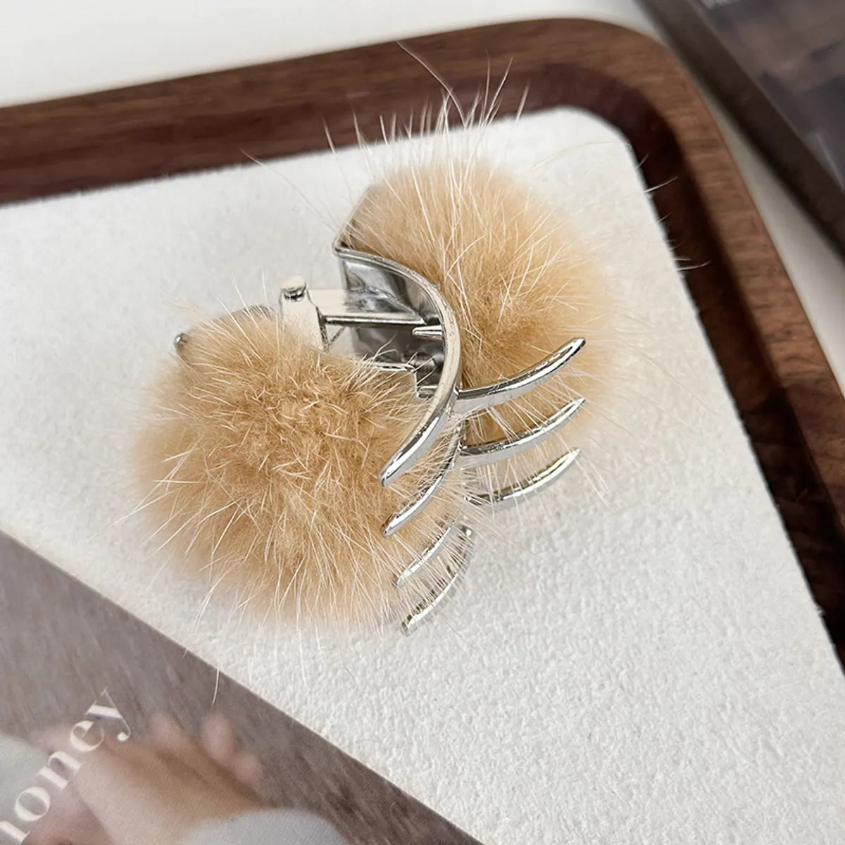 Women'S Simple Style Solid Color Alloy Hairball Plating Hair Claws