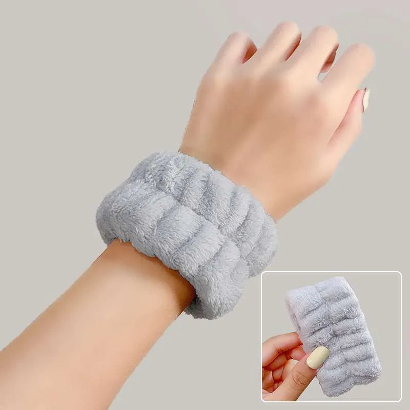 Women'S Sweet Simple Style Pineapple Plush Hair Band Wristband