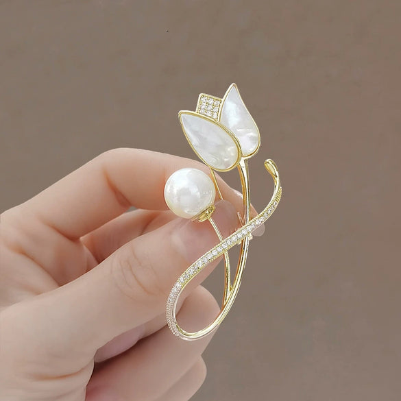 Women's Alloy Brooch With Pearl Fritillary And Tulip Design Electroplated Luxury Elegant Suit Coat Accessory