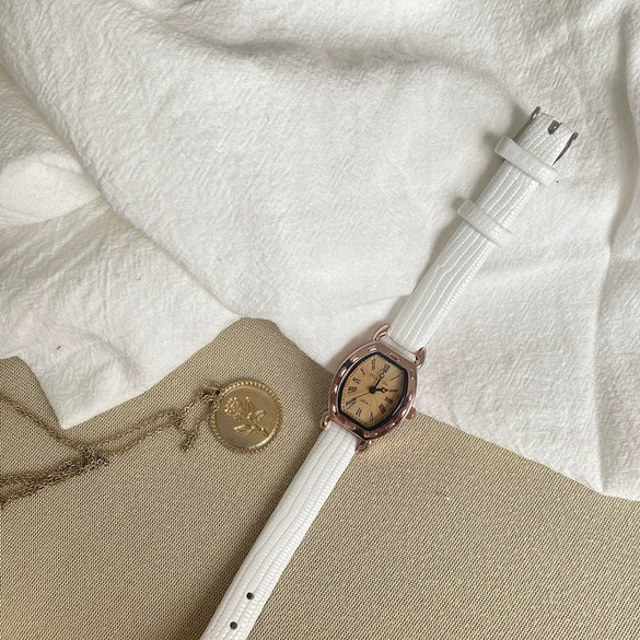 Women's Alloy Case Barrelshaped Vintage Quartz Watch With Ordinary Glass Mirror And Leisure Style