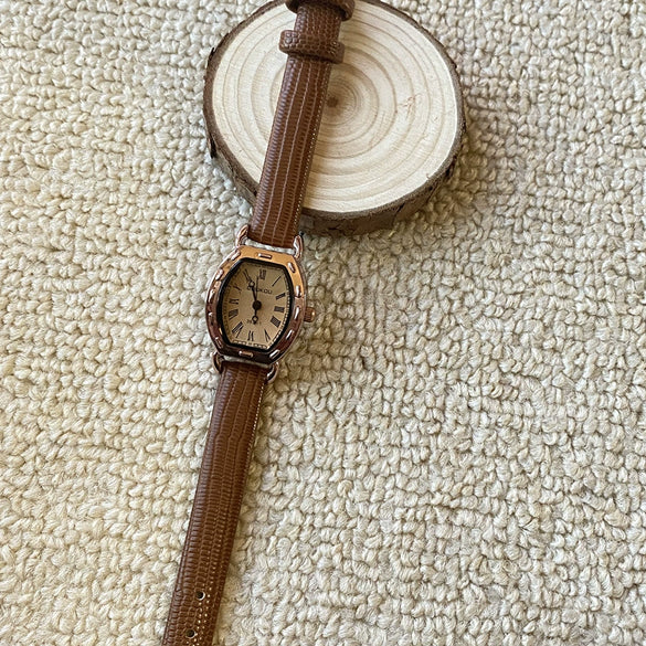 Women's Alloy Case Barrelshaped Vintage Quartz Watch With Ordinary Glass Mirror And Leisure Style