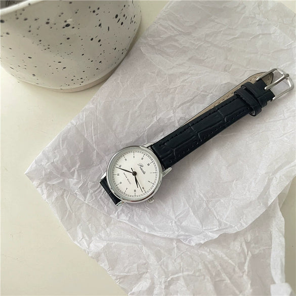 Women's Alloy Case Ordinary Glass Mirror Leisure Retro Small Round Quartz Watch
