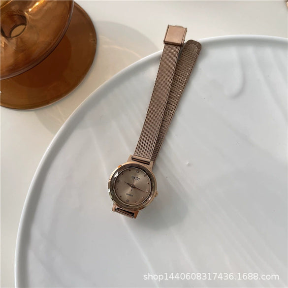 Women's Alloy Case Ordinary Glass Mirror Simple Retro Fashion Watch