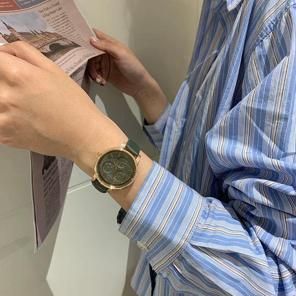 Women's Alloy Case Quartz Watch With Imitation Leather Strap And Stainless Steel Horseshoe Buckle Round Dial Sports Style