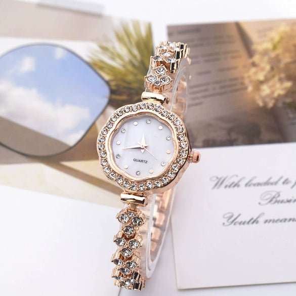 Women's Alloy Casual Simple Round Dial Pointer Bracelet Watch