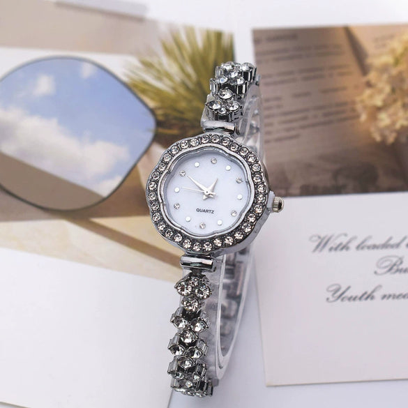Women's Alloy Casual Simple Round Dial Pointer Bracelet Watch