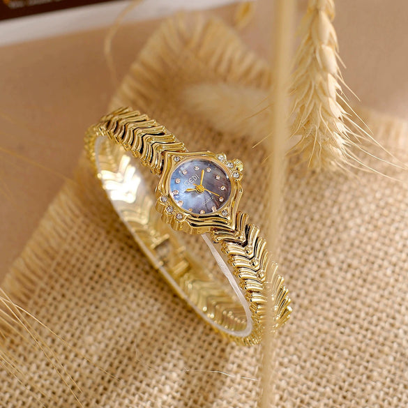 Women's Alloy Chain Round Dial Motherofpearl Quartz Watch With Fishtail Hand And Spiral Crown
