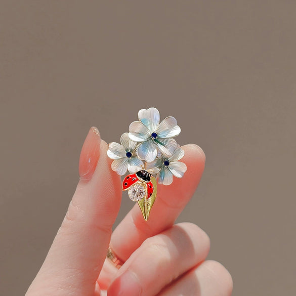Women's Alloy Flower Bee Brooch Electroplated Light Luxury Allmatch Accessory
