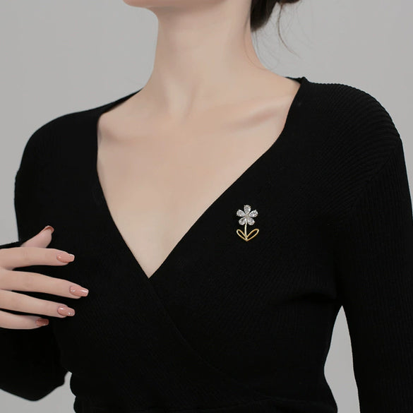 Women's Alloy Flower Brooch With Electroplating Treatment Light Luxury Highend Sense