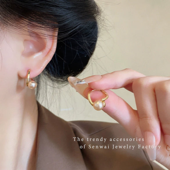 Women's Alloy Geometric Earrings With Electroplating Light Luxury Niche Elegant Maillard Color Irregular Champagne Pearl Ear Buckle