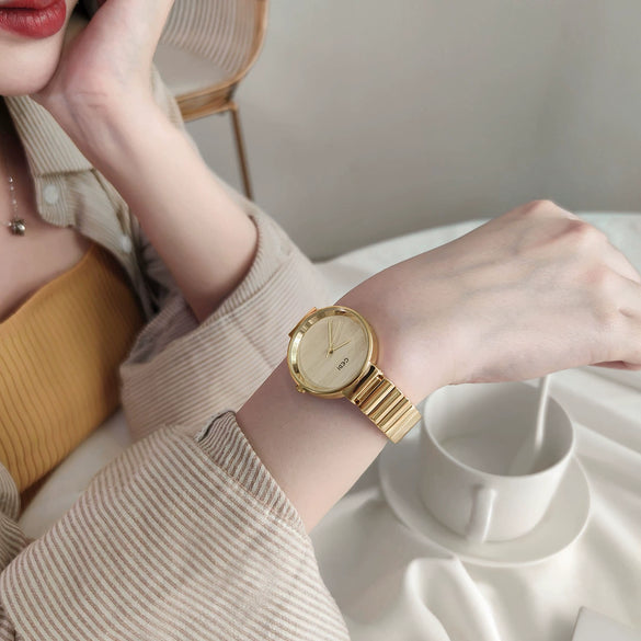 Women's Alloy Gold Watch Fashion Retro Style Round Dial Mineral Strengthened Glass Mirror Rose Gold Clasp Waterproof