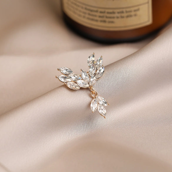 Women's Alloy Heart Shape Brooch With Electroplating And Luxury Sense