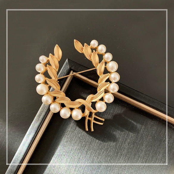 Women's Alloy Pearl Wheat Suit Brooch With Flower Pattern And Electroplating Treatment