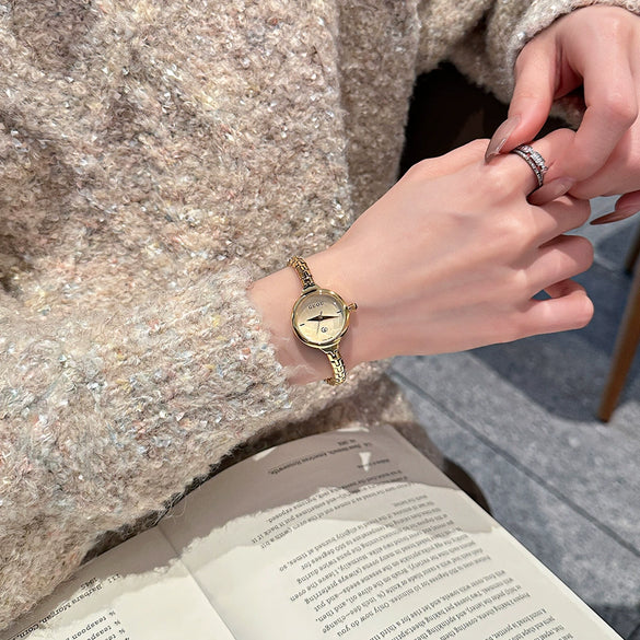 Women's Alloy Quartz Watch Round Dial Retro Fashion Style Jewelry Buckle Mineral Reinforced Glass Mirror