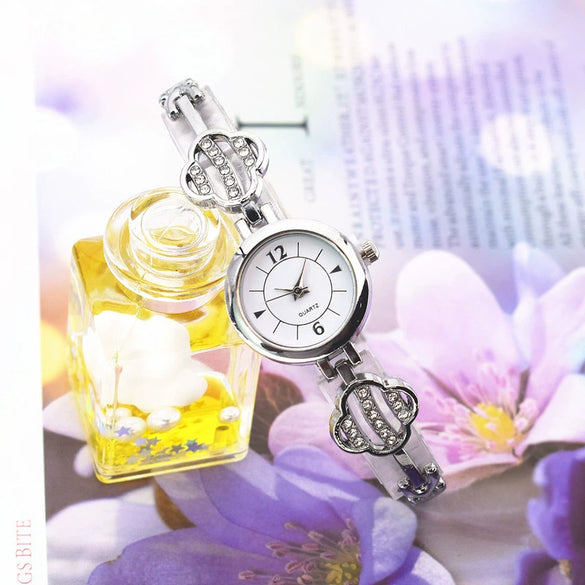 Women's Alloy Round Dial Leisure Fourleaf Clover Quartz Bracelet Watch