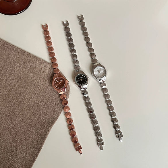 Women's Alloy Watch With Oval Dial Thin Alloy Strap Medieval Style Compact Simple Fresh Chic Retro