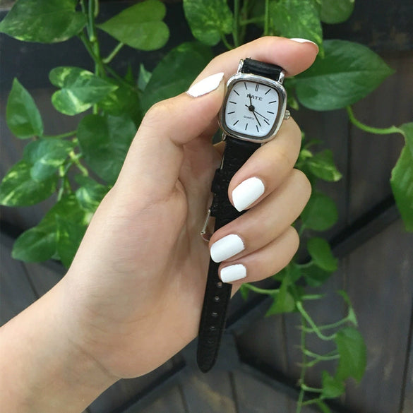 Women's Antique Style Alloy Case Genuine Leather Strap Round Dial Quartz Watch