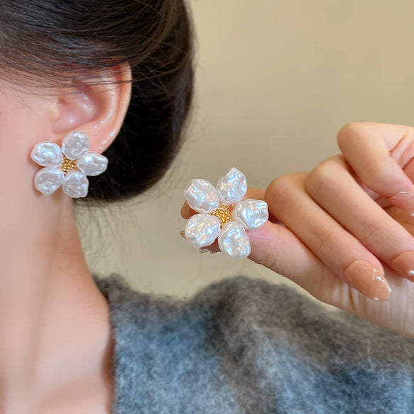 Women's Baroque Retro Alloy Pearl Flower Electroplated Earrings
