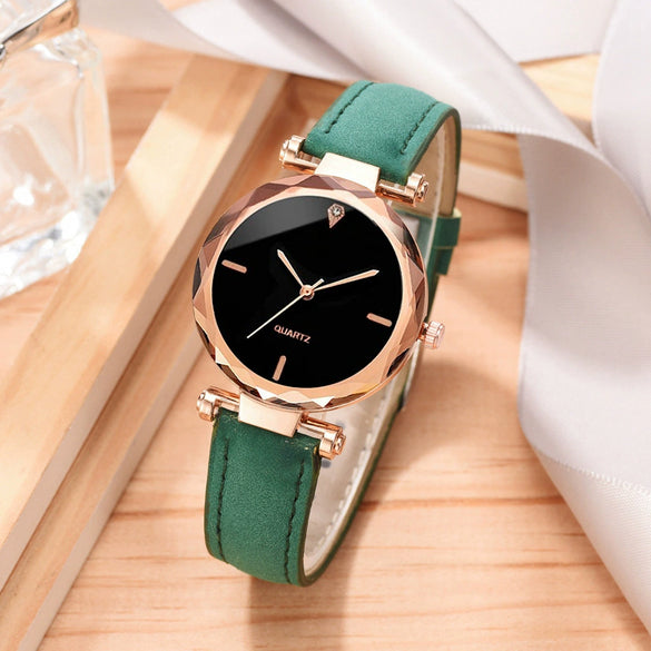 Women's Casual Alloy Pu Belt Round Dial Quartz Watch With Printed Logo