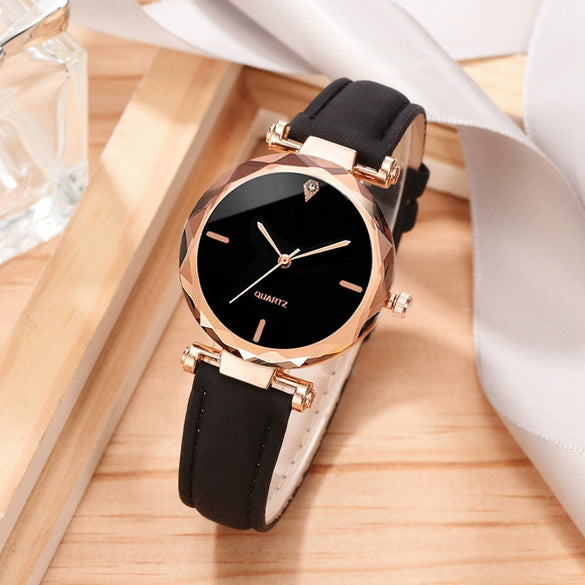 Women's Casual Alloy Pu Belt Round Dial Quartz Watch With Printed Logo