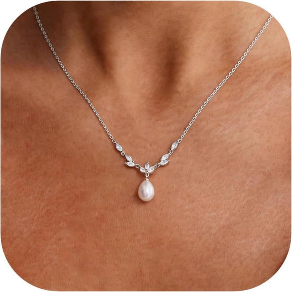 Women's Casual Copper Leaf Pendant Necklace With Pearl Lucky Bag Design Electroplated Non Fading Clavicle Chain Daily Jewelry