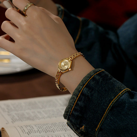 Women's Casual Mini Round Alloy Case And Strap Quartz Watch With Printed Logo