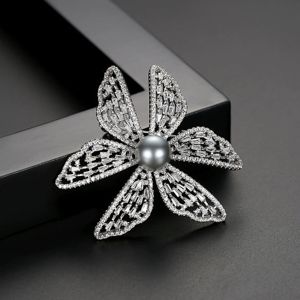 Women's Copper Electroplated Flower Brooch With Zircon And Pearl Details Simple Fashion Clothing Pin Accessory