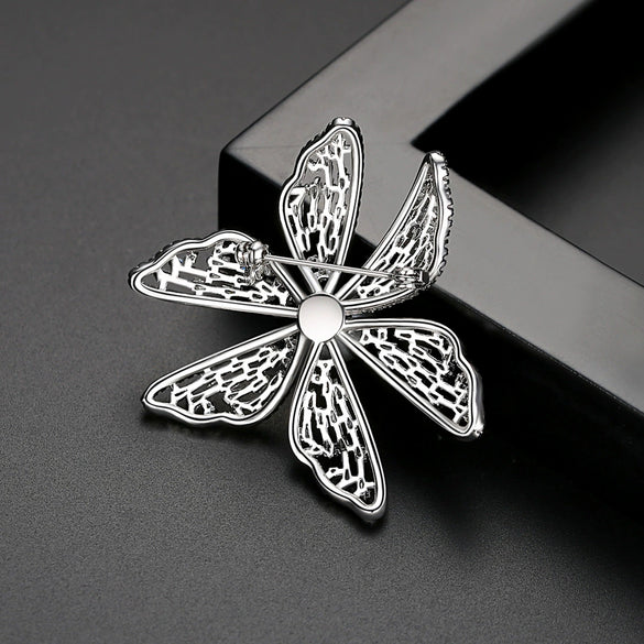 Women's Copper Electroplated Flower Brooch With Zircon And Pearl Details Simple Fashion Clothing Pin Accessory