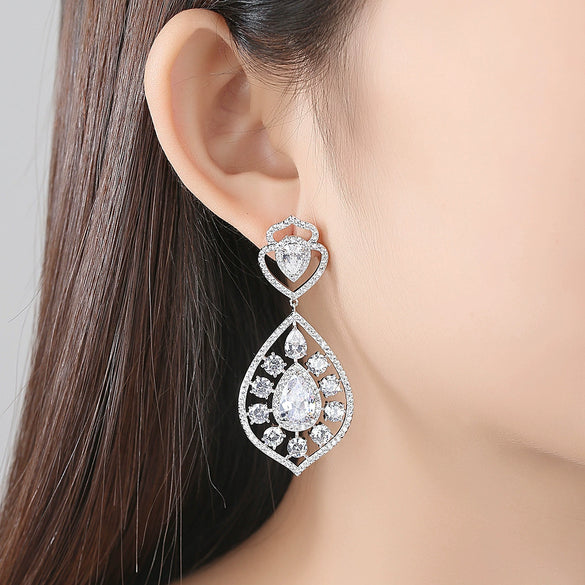 Women's Copper Geometric Long Pendant Earrings Simple Electroplated Fashion Statement Earrings For Elegant Evening Wear