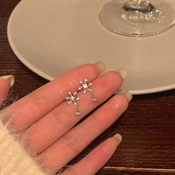 Women's Copper Zirconia Snowflake Earrings Geometric Light Luxury Jewelry With An Elegant And Distinctive Style