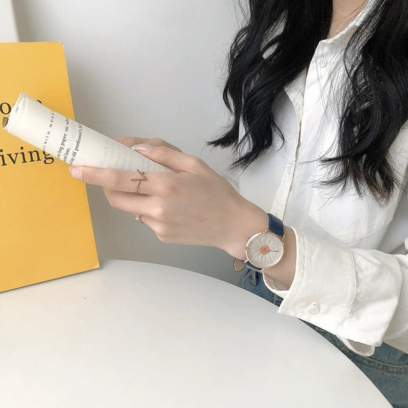 Women's Daisy Watch Alloy Case Ordinary Glass Mirror 3D Relief Simple Elegant Leisure Style