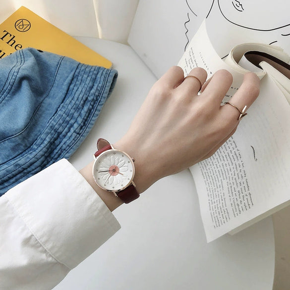 Women's Daisy Watch Alloy Case Ordinary Glass Mirror 3D Relief Simple Elegant Leisure Style