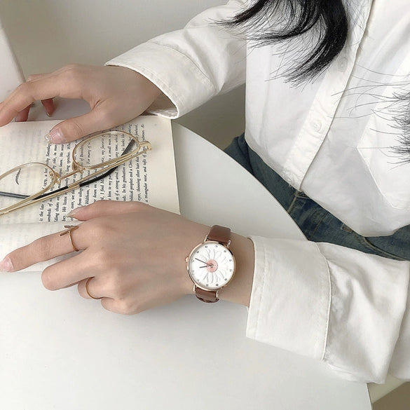 Women's Daisy Watch Alloy Case Ordinary Glass Mirror 3D Relief Simple Elegant Leisure Style