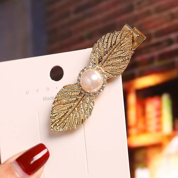 Women’s Electroplated Alloy Hair Clip With Bee Leaf And Ocean Shell Motifs For Side Bang Styling