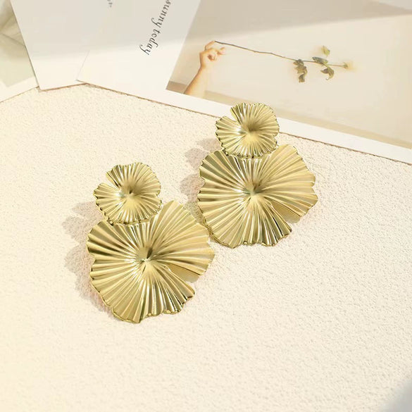 Women's Exaggerated Geometric Metal Sequin Stud Earrings With Electroplated Finish And Elegant Fashion Styling