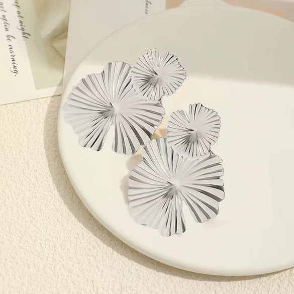 Women's Exaggerated Geometric Metal Sequin Stud Earrings With Electroplated Finish And Elegant Fashion Styling