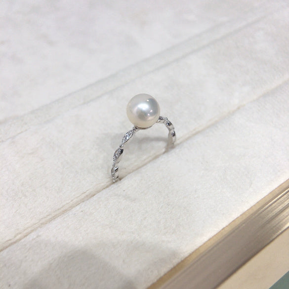 Women's Fashion Freshwater Pearl Ring In S925 Sterling Silver Round Shape