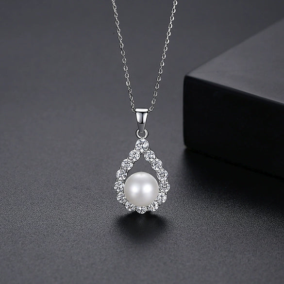 Women's Fashion Geometric Copper Zircon Pendant Necklace With Simple Elegant Clavicle Chain Design