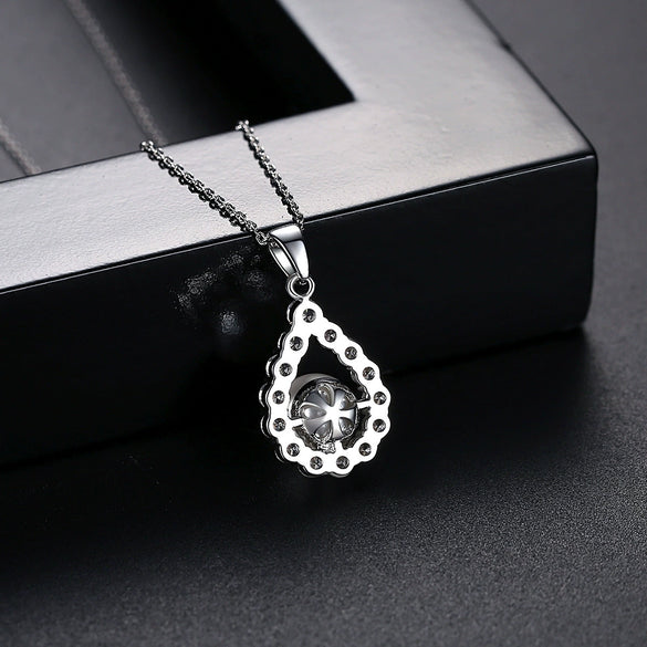 Women's Fashion Geometric Copper Zircon Pendant Necklace With Simple Elegant Clavicle Chain Design