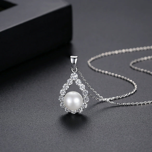 Women's Fashion Geometric Copper Zircon Pendant Necklace With Simple Elegant Clavicle Chain Design