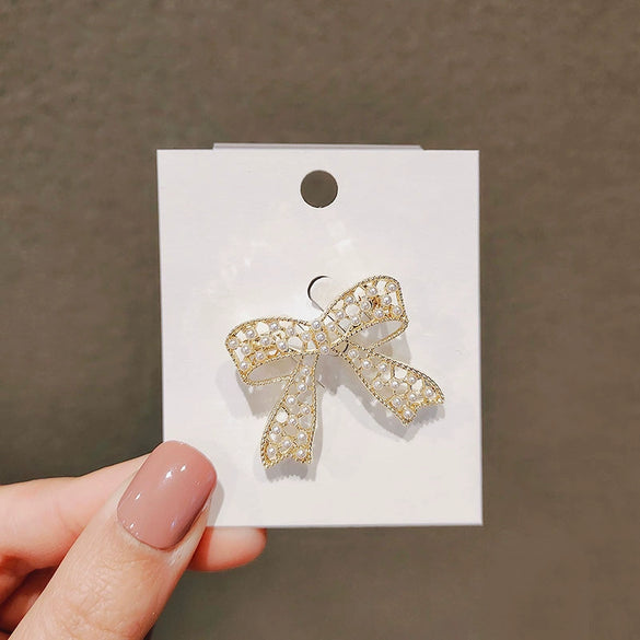 Women's Fashion Light Luxury Alloy Hollow Bow Brooch With Leaves Pattern And Electroplating Treatment