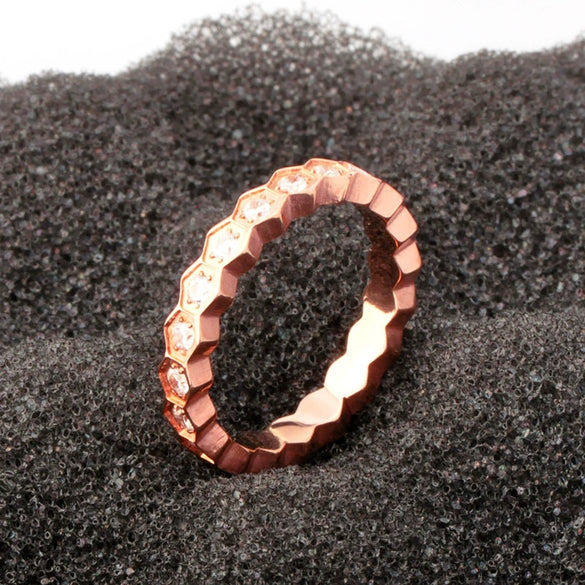 Women's Fashion Ol Style Flower Shaped Titanium Steel Ring With Rose Gold Electroplating And Diamond Jewelry