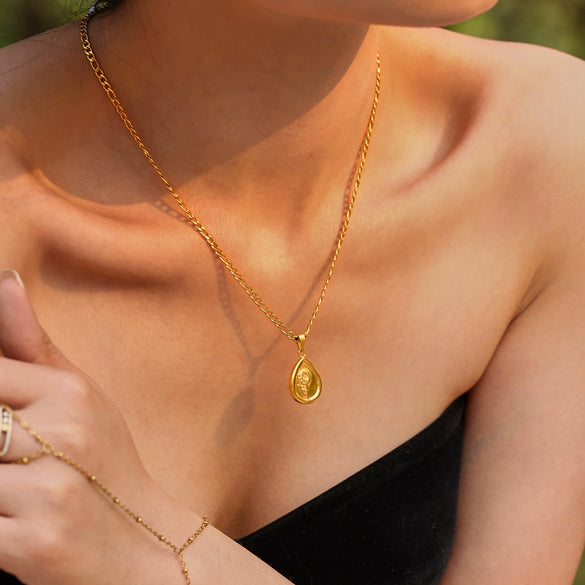 Women's Fashion Simple Stainless Steel And Titanium Steel Heart Pendant Necklace With Geometric Pattern Electroplated 18K Real Gold Light Luxury Style Versatile Accessories